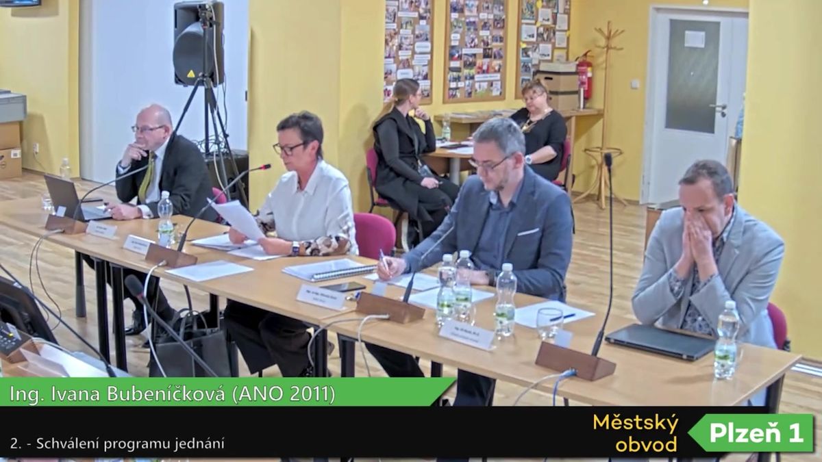 Bere peníze, ale do práce nechodí. Plzeňští zastupitelé odsoudili kolegu, který je v Rusku miláčkem propagandy